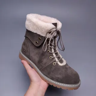 UGG भूरा बेज सूड ऊपरी शेयरलिंग-लाइन्ड कॉलर एंगल बूट्स