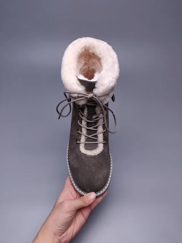 UGG 棕米色麂皮鞋面 羊毛皮里 领口 踝靴 9
