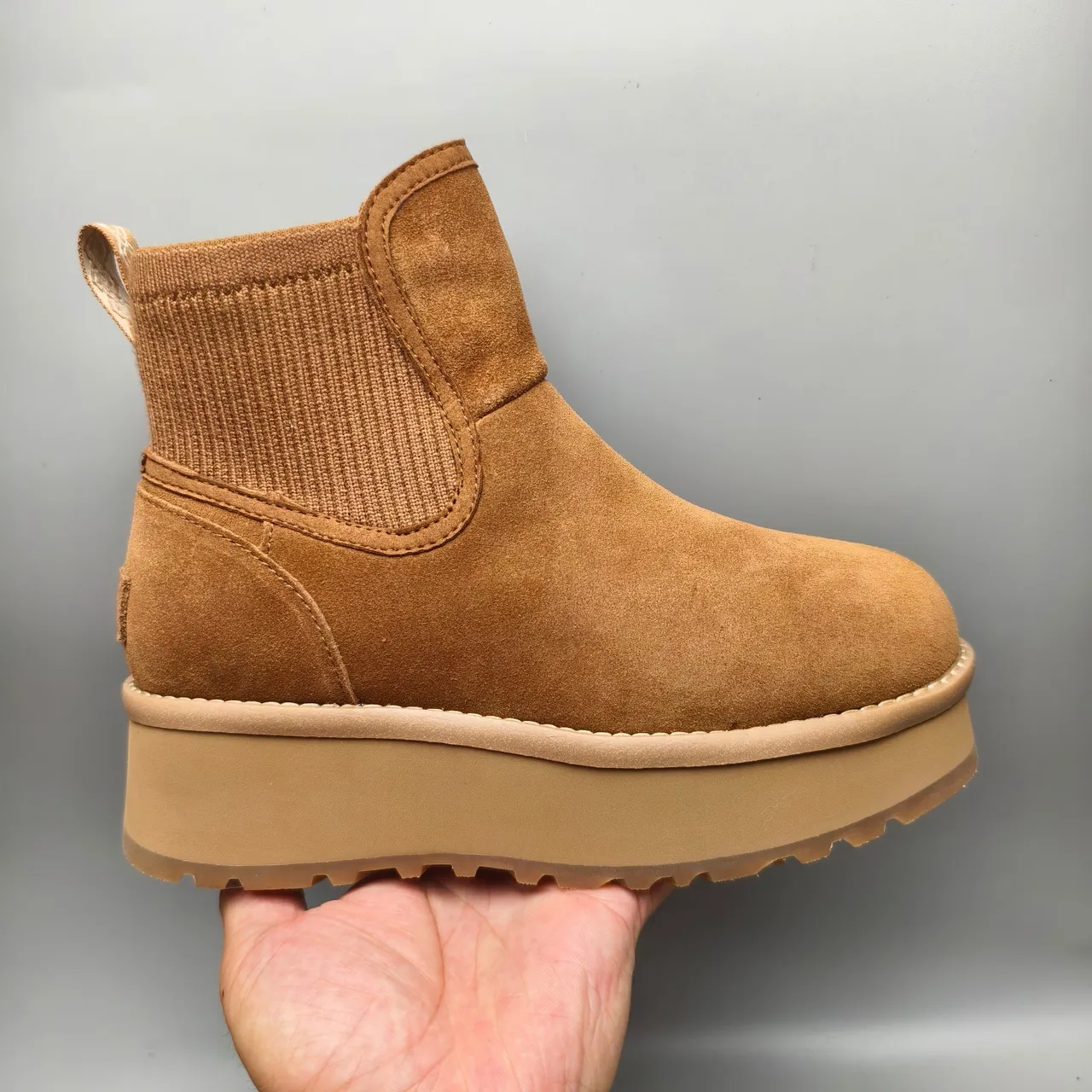 UGG 棕色麂皮鞋面 针织罗纹领 切尔西靴 2