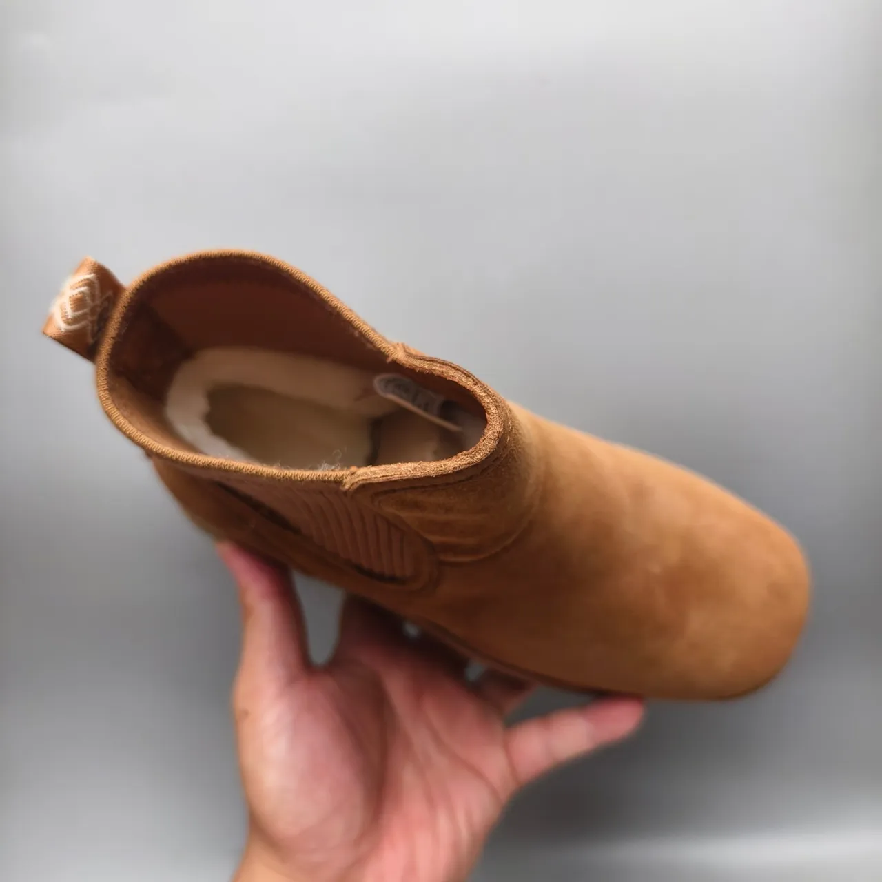 UGG 棕色麂皮鞋面 针织罗纹领 切尔西靴 3