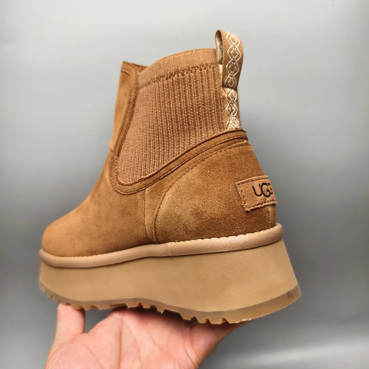 UGG 棕色麂皮鞋面 针织罗纹领 切尔西靴 4
