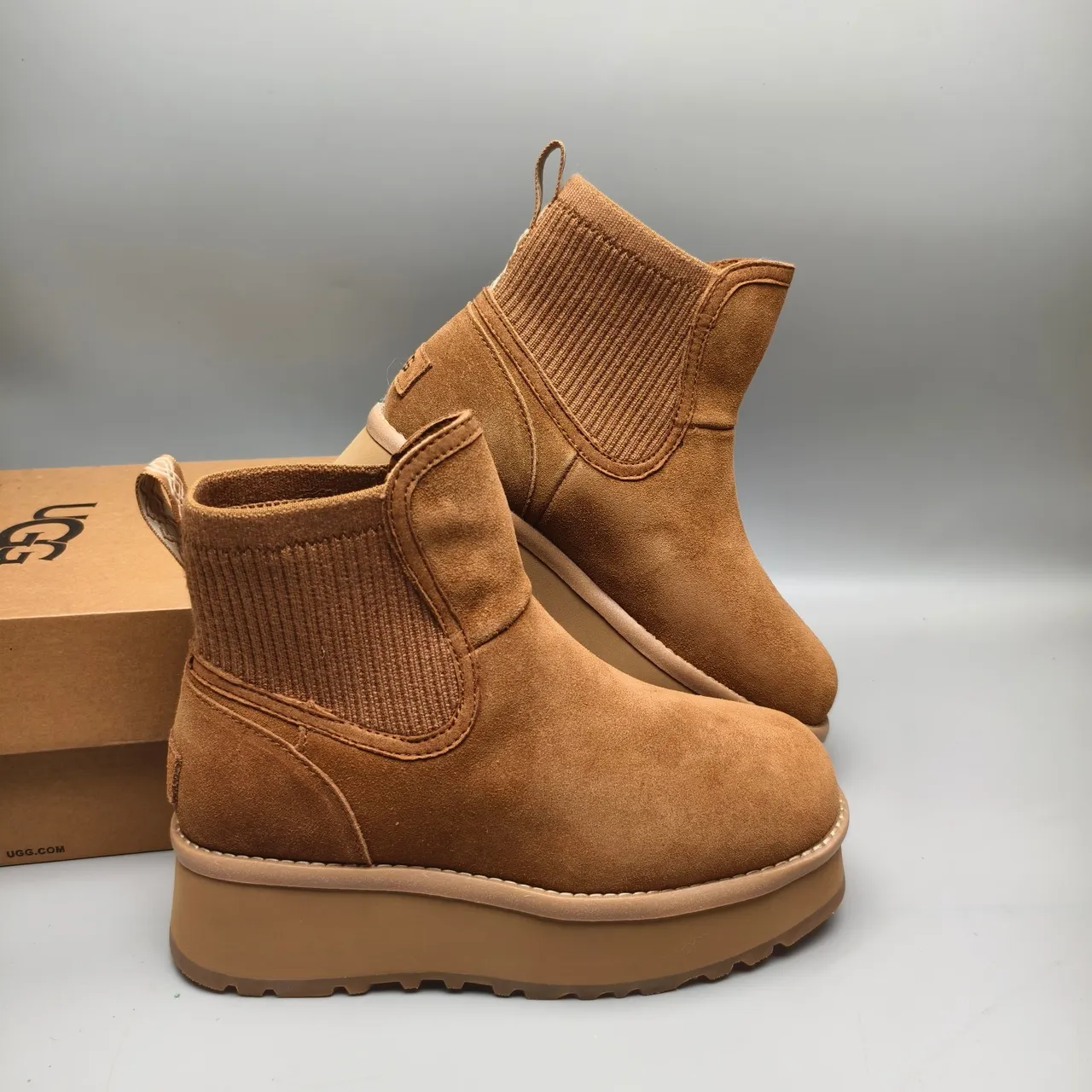 UGG 棕色麂皮鞋面 针织罗纹领 切尔西靴 6