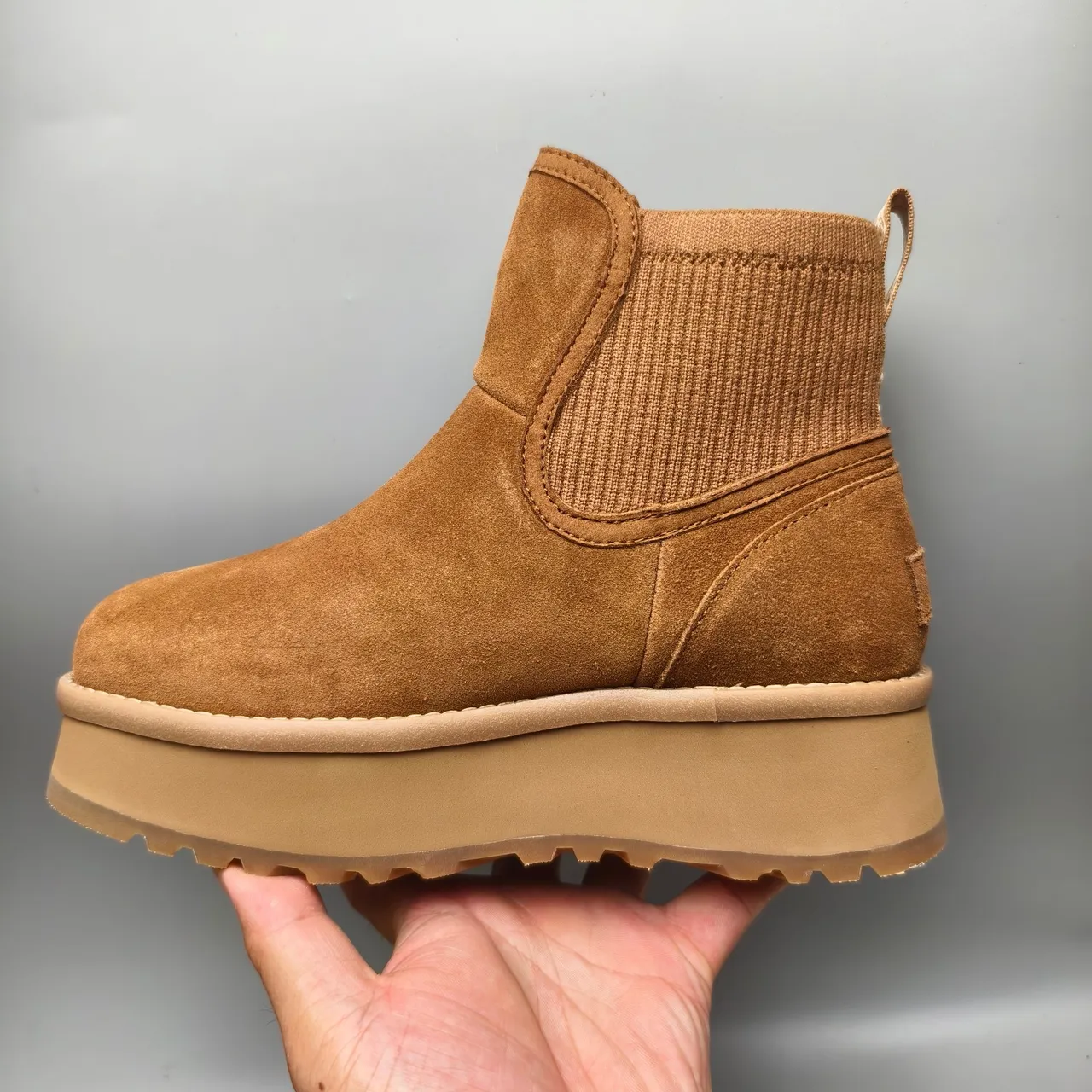UGG 棕色麂皮鞋面 针织罗纹领 切尔西靴 7