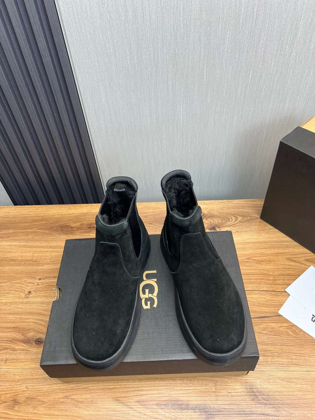 UGG Chelsea Boot Daim Noir Gussets Élastiques sur les Côtés Chelsea Boots 2