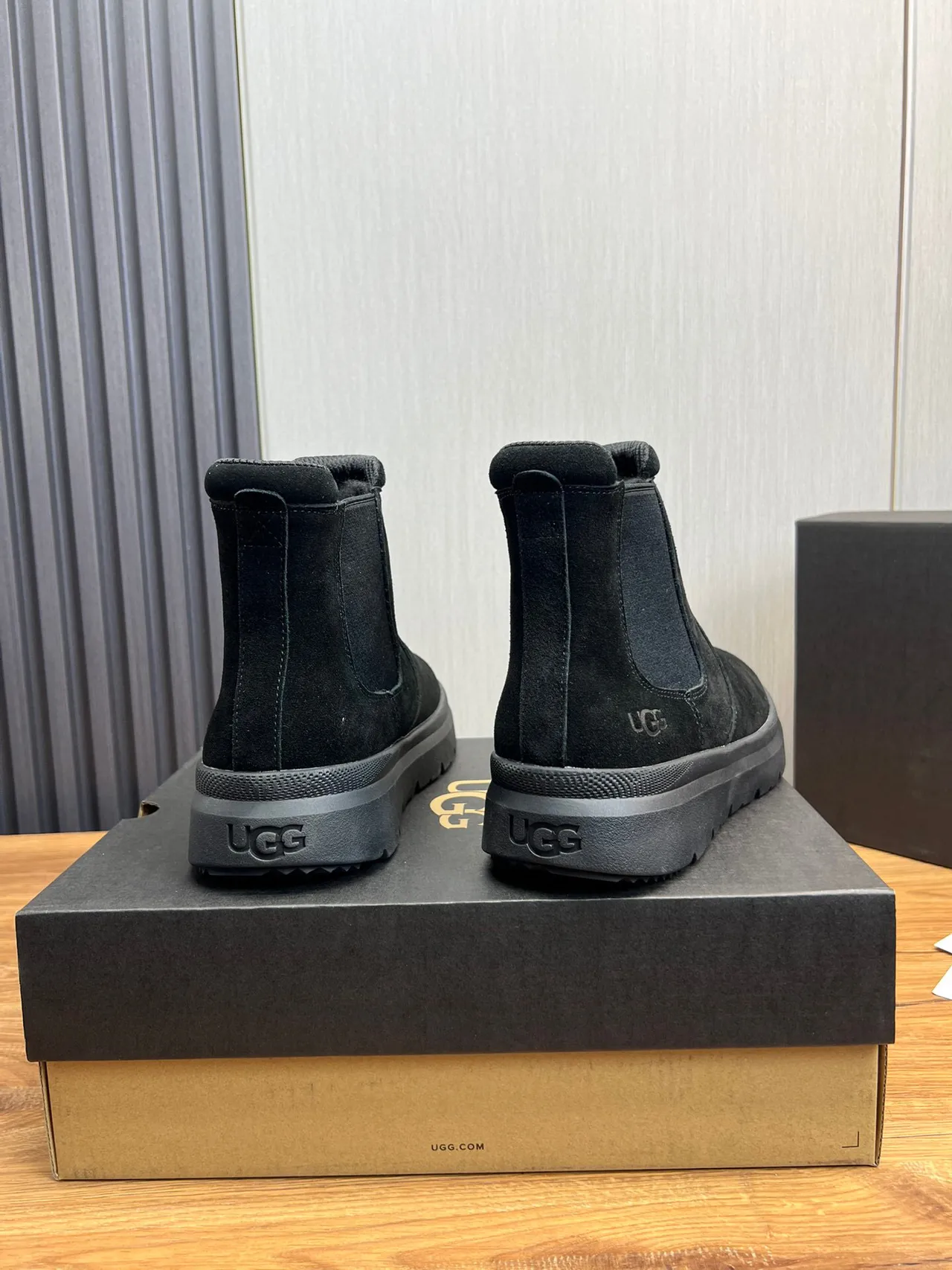 UGG Chelsea Boot Daim Noir Gussets Élastiques sur les Côtés Chelsea Boots 3