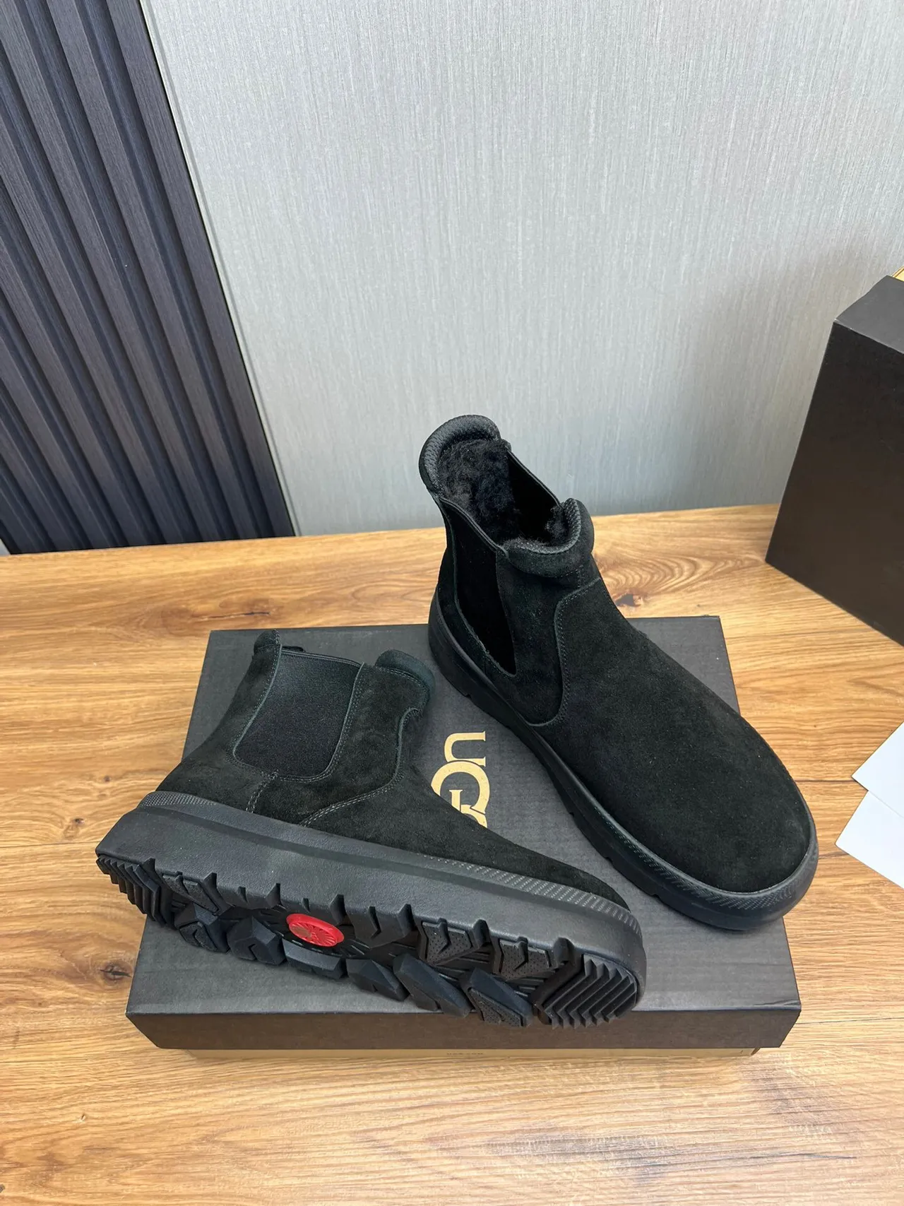 UGG Chelsea Boot Daim Noir Gussets Élastiques sur les Côtés Chelsea Boots 4