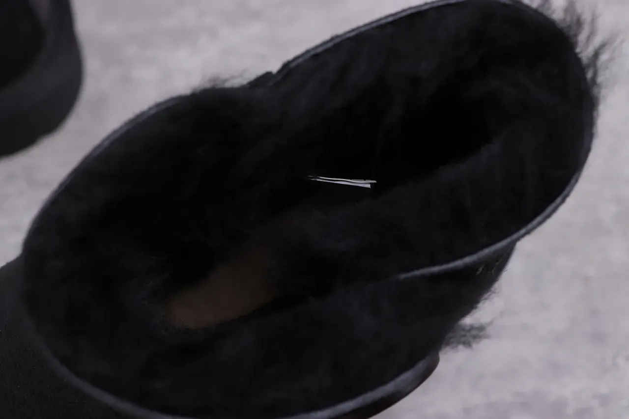 UGG Classic Mini काला शियरलिंग लाइनड स्नो बूट 2