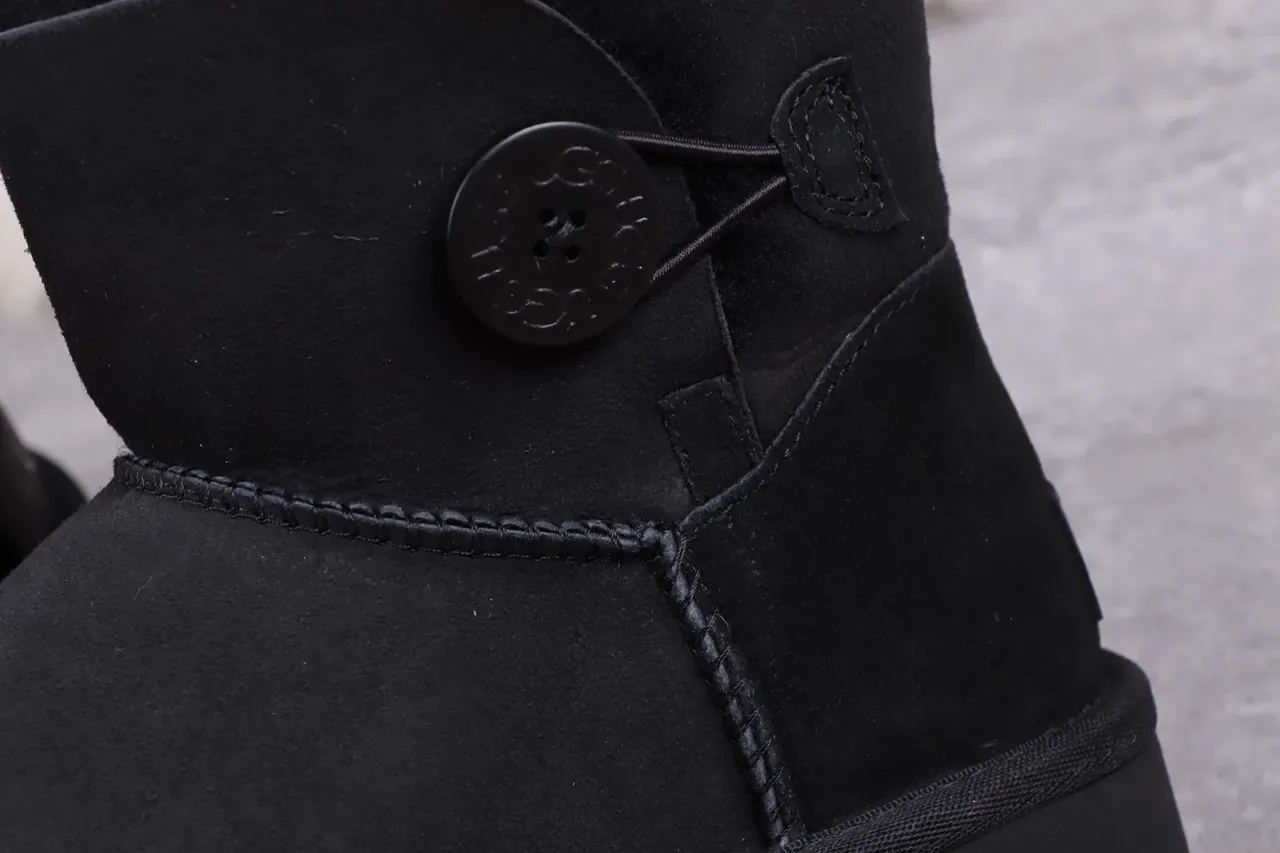 UGG Classic Mini काला शियरलिंग लाइनड स्नो बूट 3