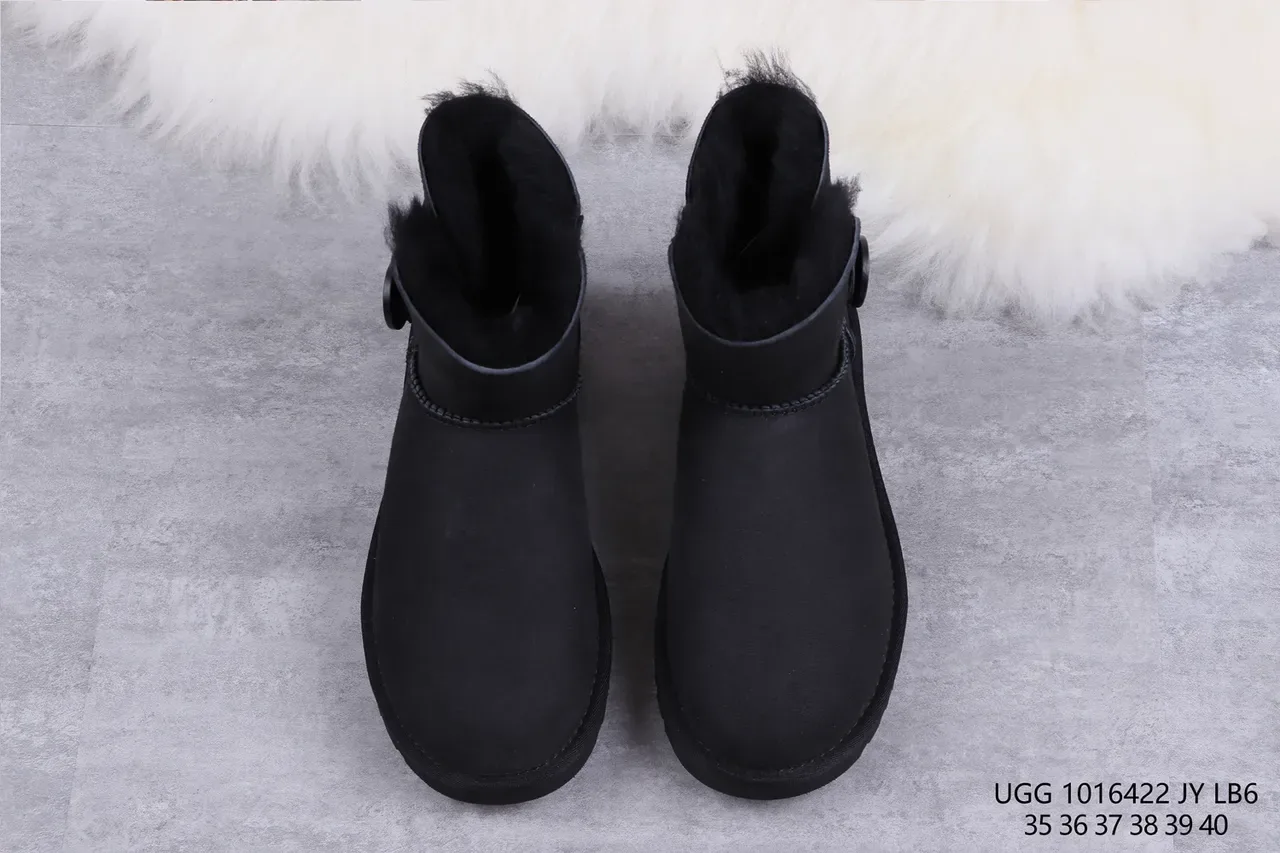 UGG Classic Mini काला शियरलिंग लाइनड स्नो बूट 9