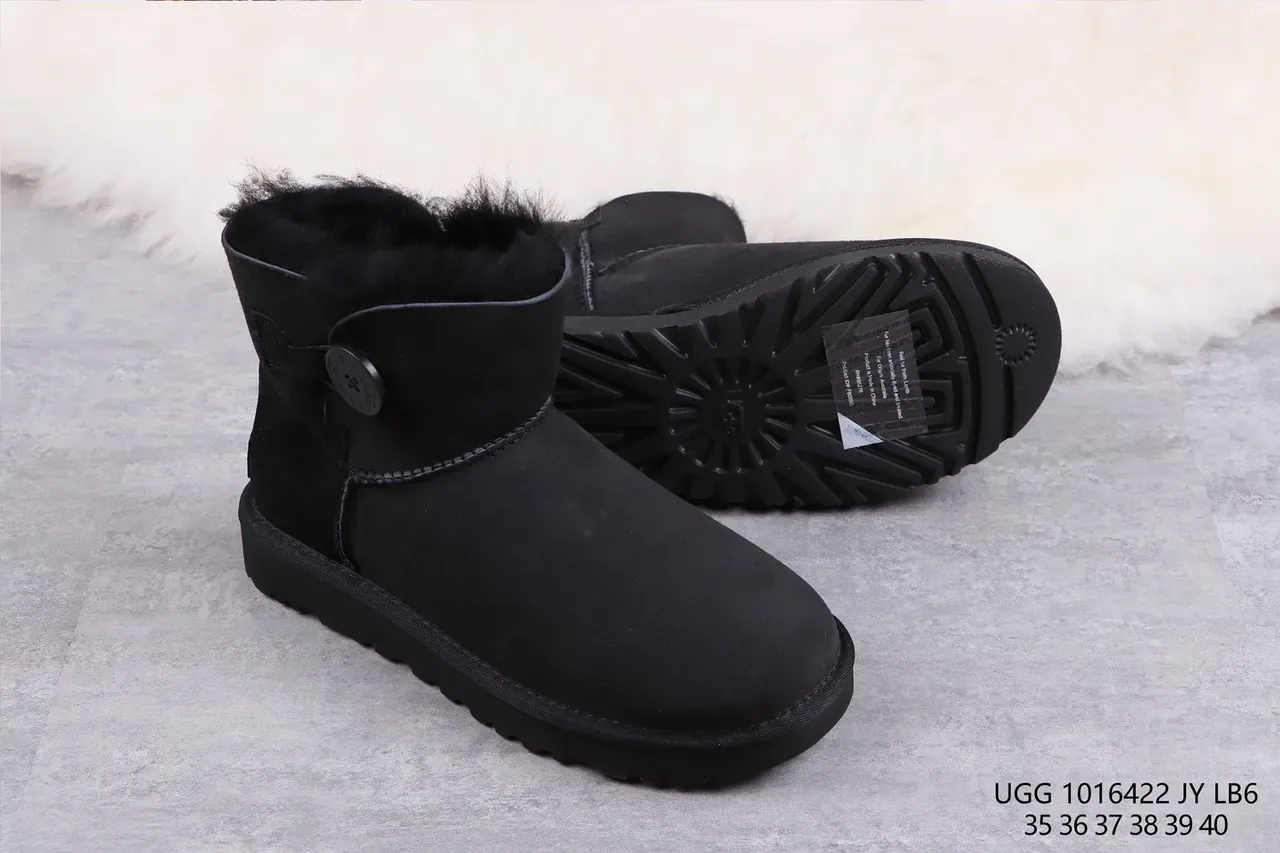 UGG Classic Mini काला शियरलिंग लाइनड स्नो बूट 10