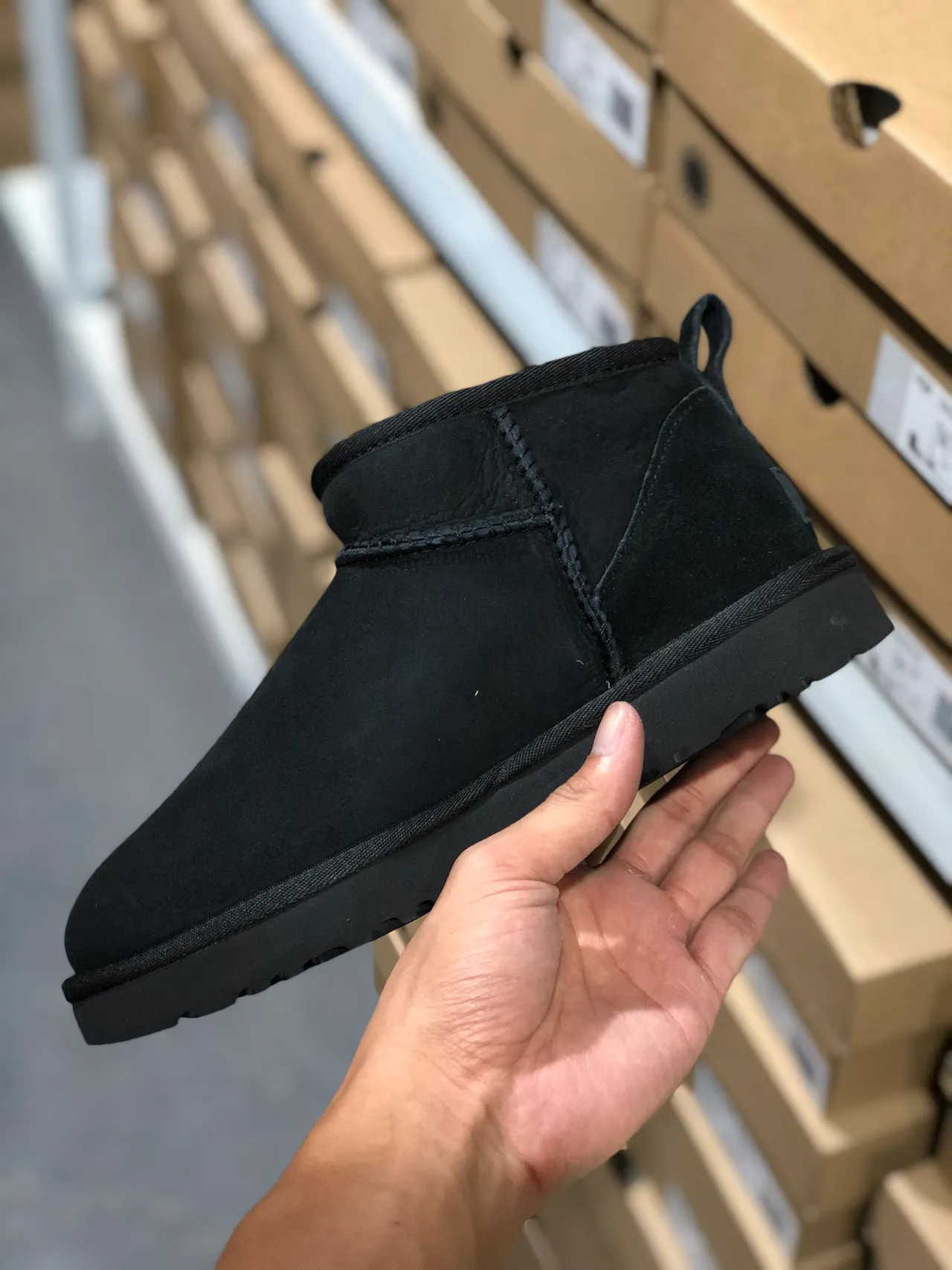 UGG Classic Mini Botas de Nieve Negras 4
