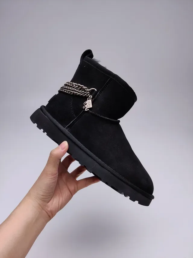 UGG Classic Mini काला सुड शियरलिंग लाइनड स्नो बूट 2