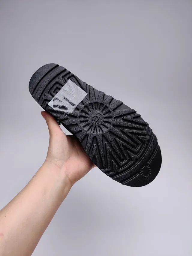 UGG Classic Mini काला सुड शियरलिंग लाइनड स्नो बूट 3