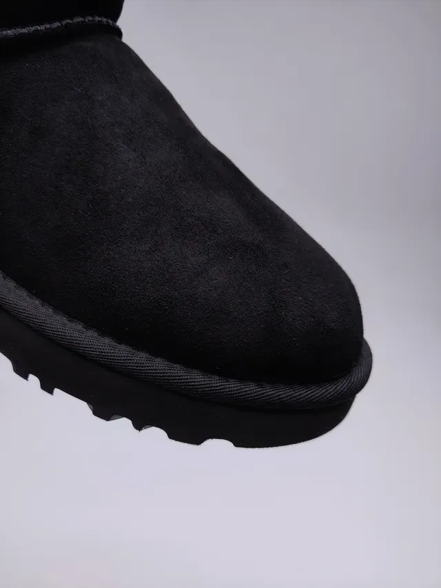 UGG Classic Mini काला सुड शियरलिंग लाइनड स्नो बूट 5