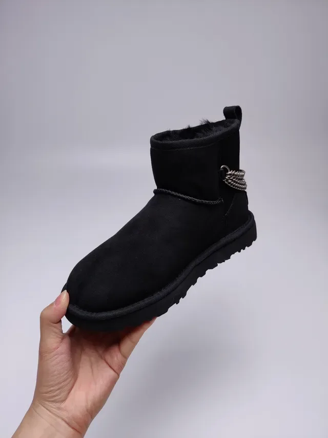 UGG Classic Mini काला सुड शियरलिंग लाइनड स्नो बूट 9