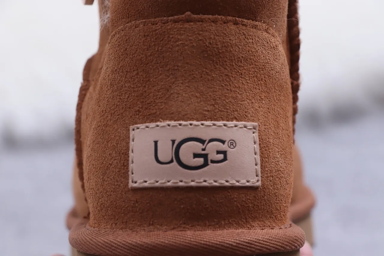 UGG Classic Mini चेस्टनट सूड शियरलिंग लाइन एंक्ल बूट्स 12