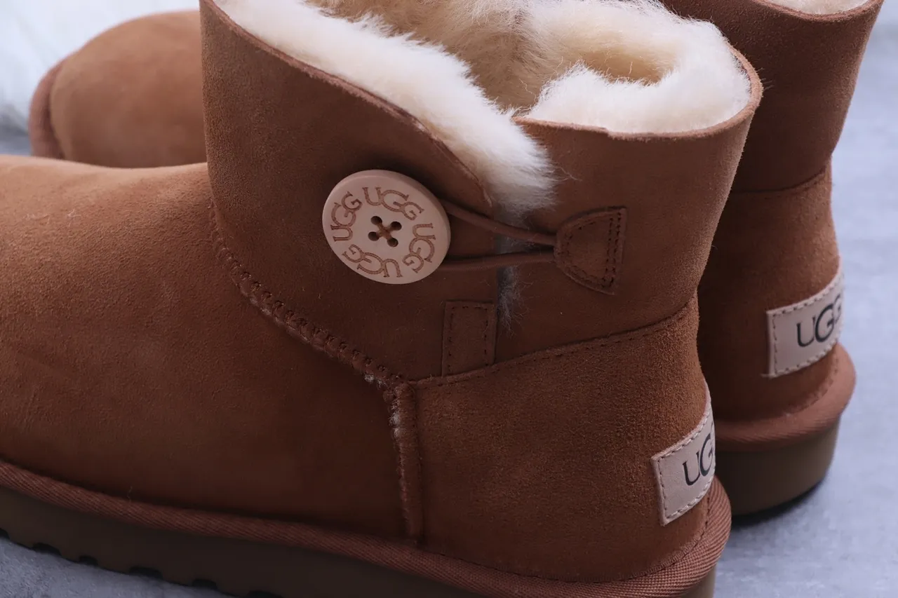 UGG Classic Mini चेस्टनट सूड शियरलिंग लाइन एंक्ल बूट्स 14