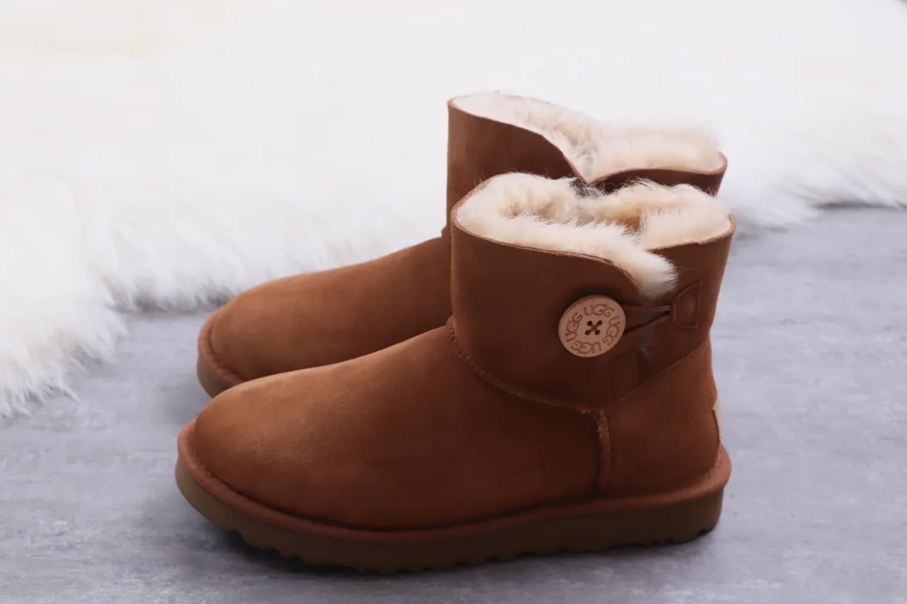 UGG Classic Mini चेस्टनट सूड शियरलिंग लाइन एंक्ल बूट्स 15