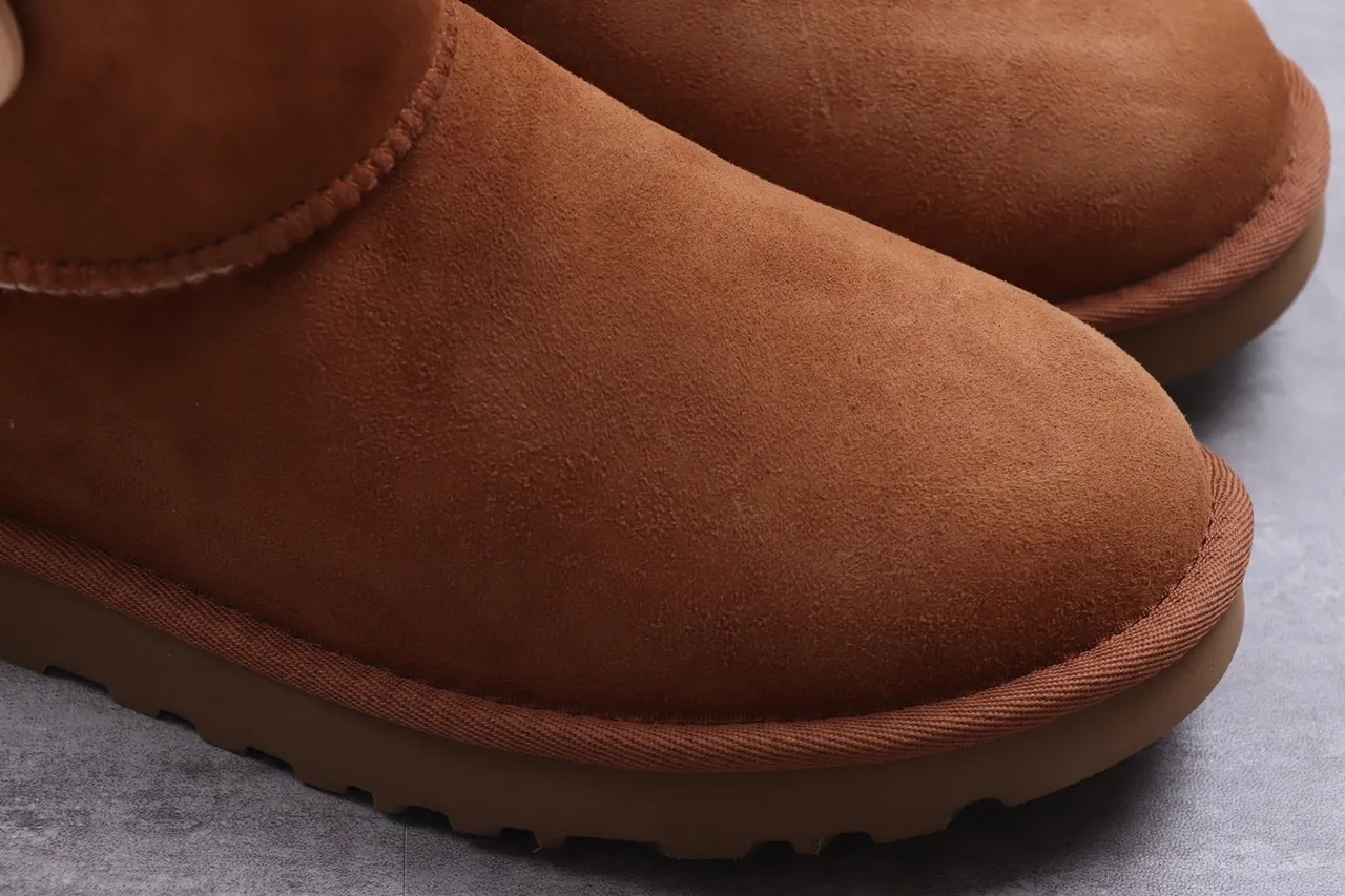 UGG Classic Mini चेस्टनट सूड शियरलिंग लाइन एंक्ल बूट्स 16