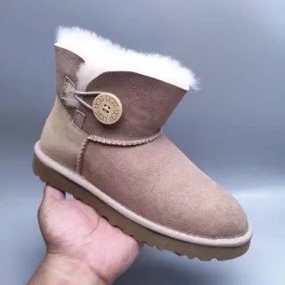 UGG Classic Mini Tan स्यूड शियरलिंग-लाइन्ड एंक्ल बूट