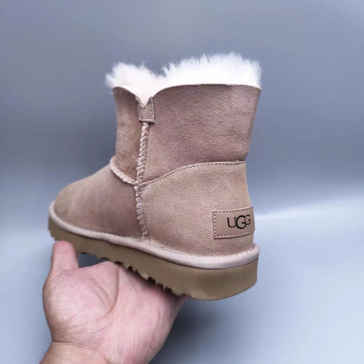 UGG Classic Mini Tan स्यूड शियरलिंग-लाइन्ड एंक्ल बूट 2