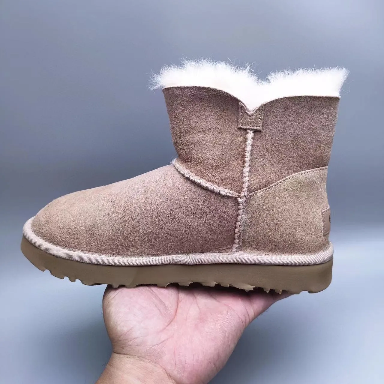 UGG Classic Mini Tan स्यूड शियरलिंग-लाइन्ड एंक्ल बूट 3