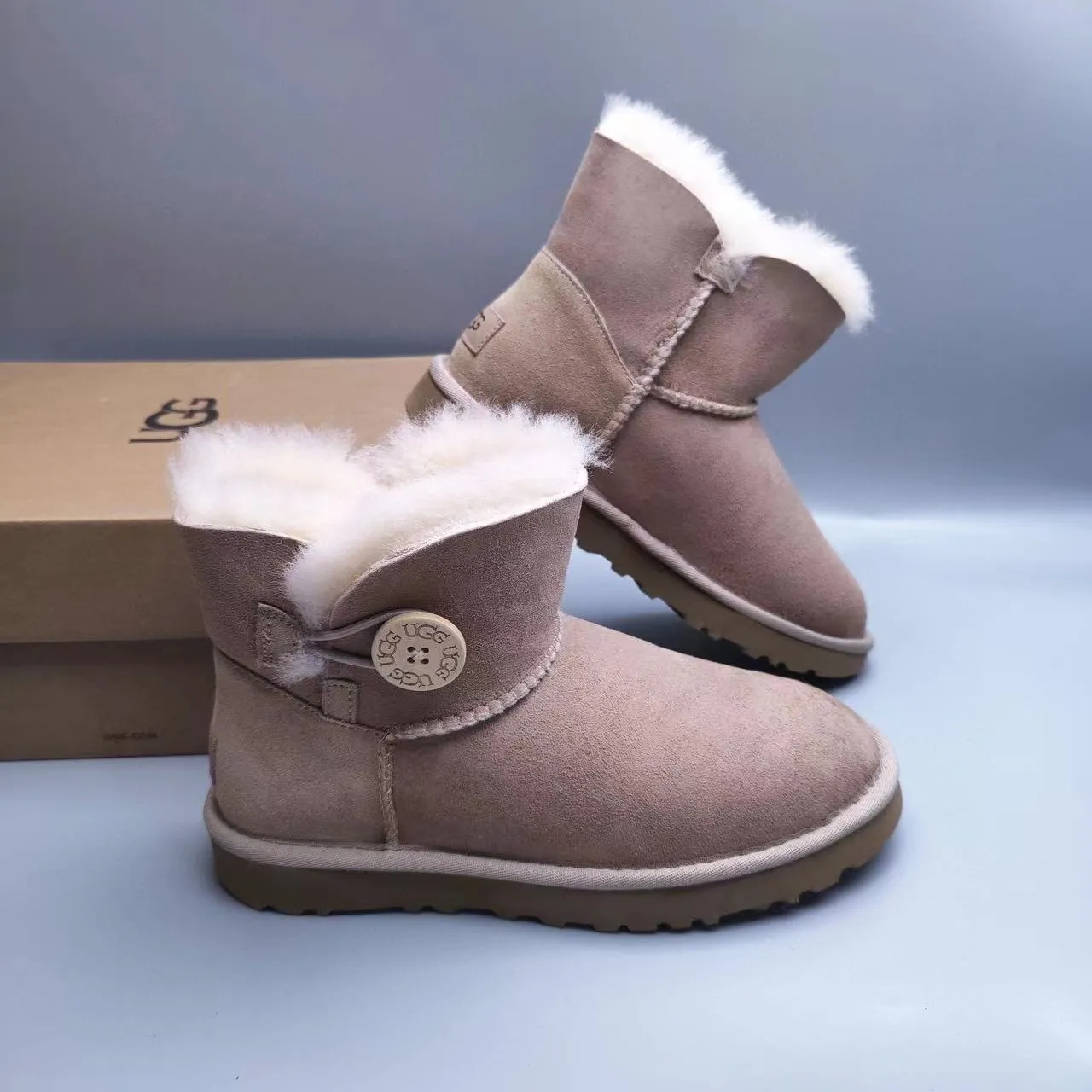 UGG Classic Mini Tan स्यूड शियरलिंग-लाइन्ड एंक्ल बूट 4