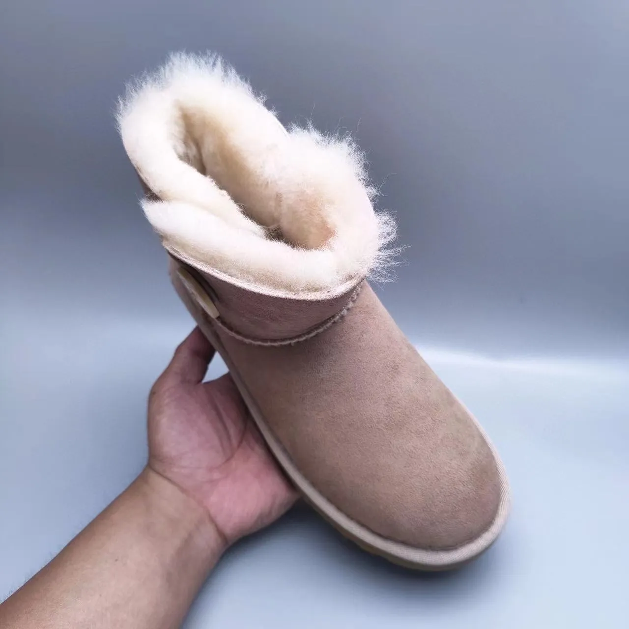 UGG Classic Mini Tan स्यूड शियरलिंग-लाइन्ड एंक्ल बूट 5