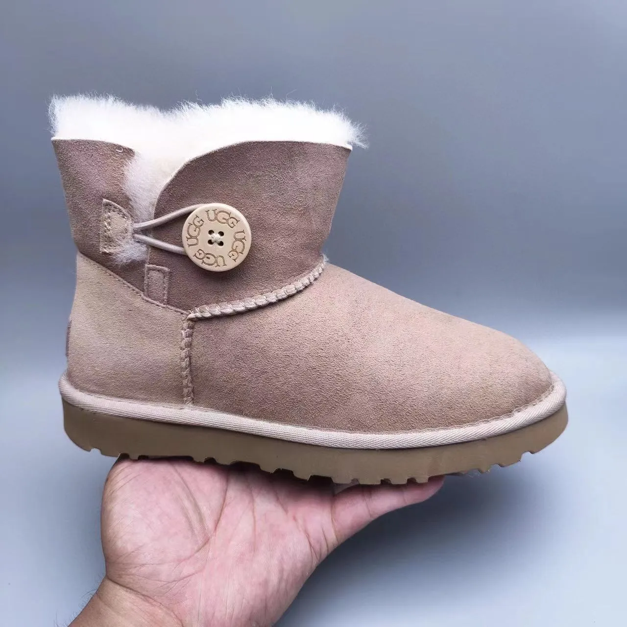 UGG Classic Mini Tan स्यूड शियरलिंग-लाइन्ड एंक्ल बूट 6