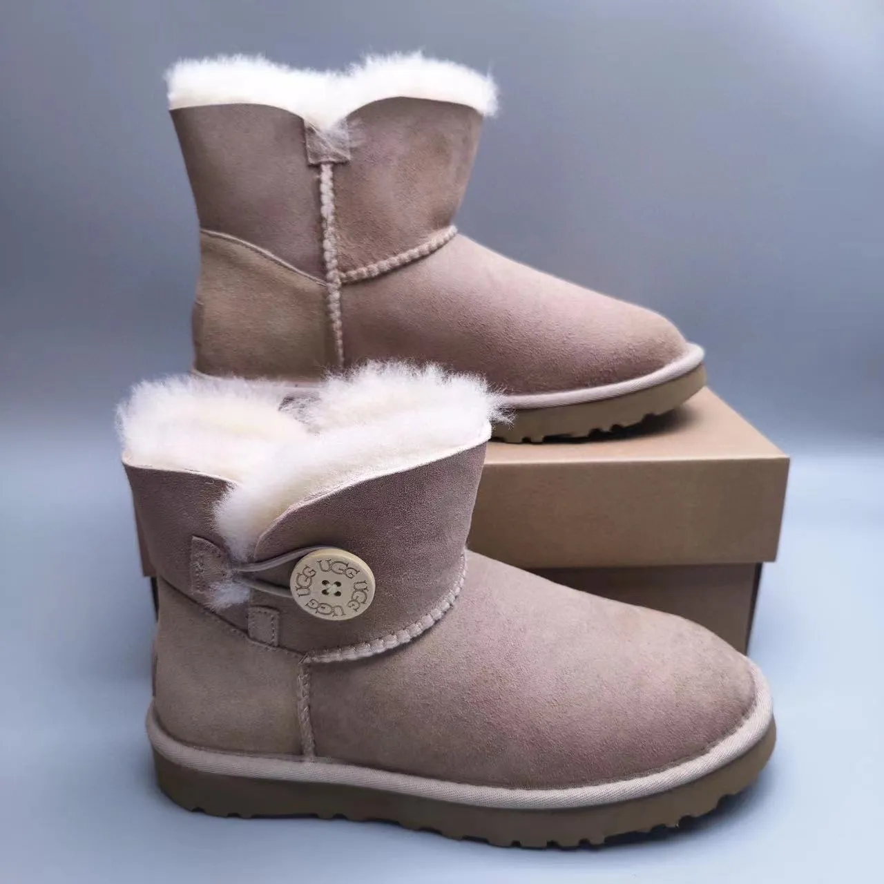 UGG Classic Mini Tan स्यूड शियरलिंग-लाइन्ड एंक्ल बूट 7