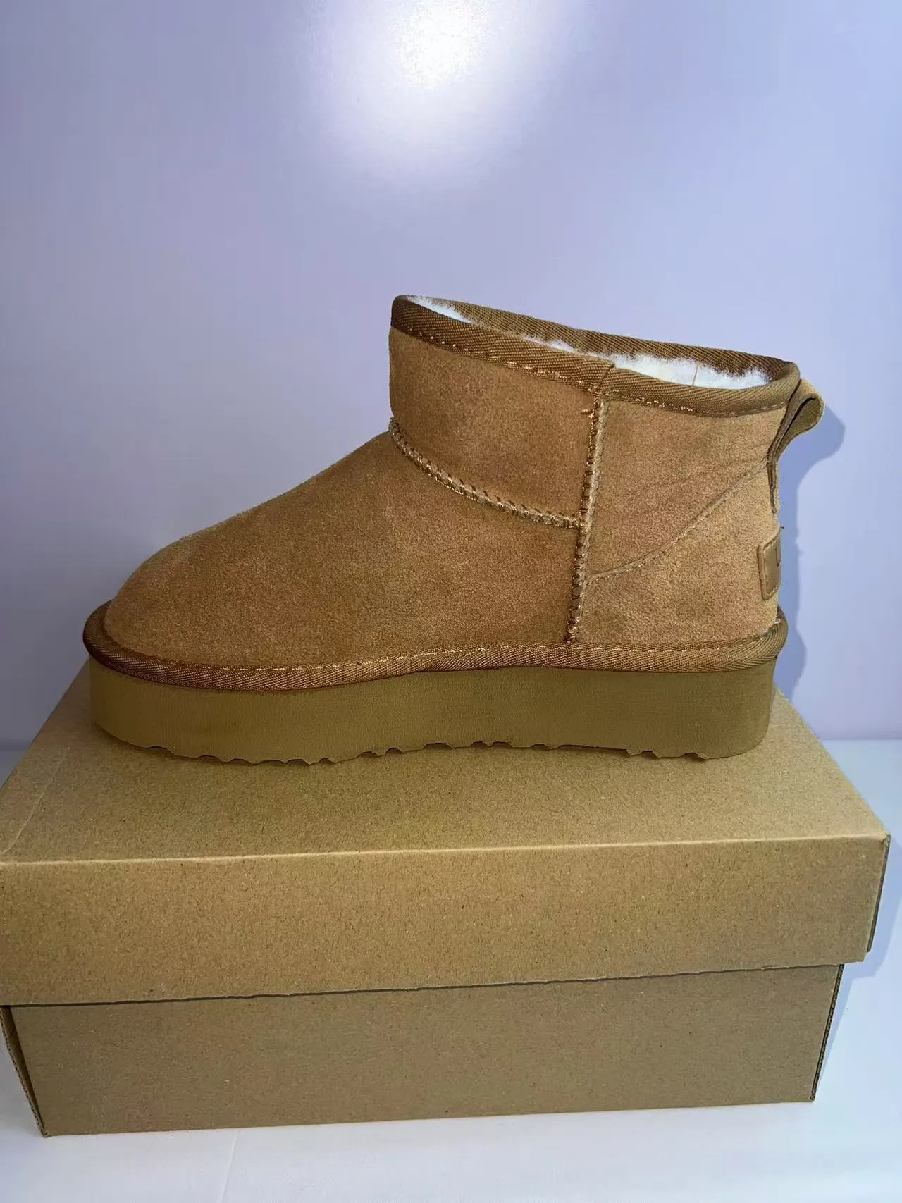 UGG क्लासिक मिनी टैन सुड शेयरलिंग लाइन प्लेटफॉर्म स्नो बूट्स 2
