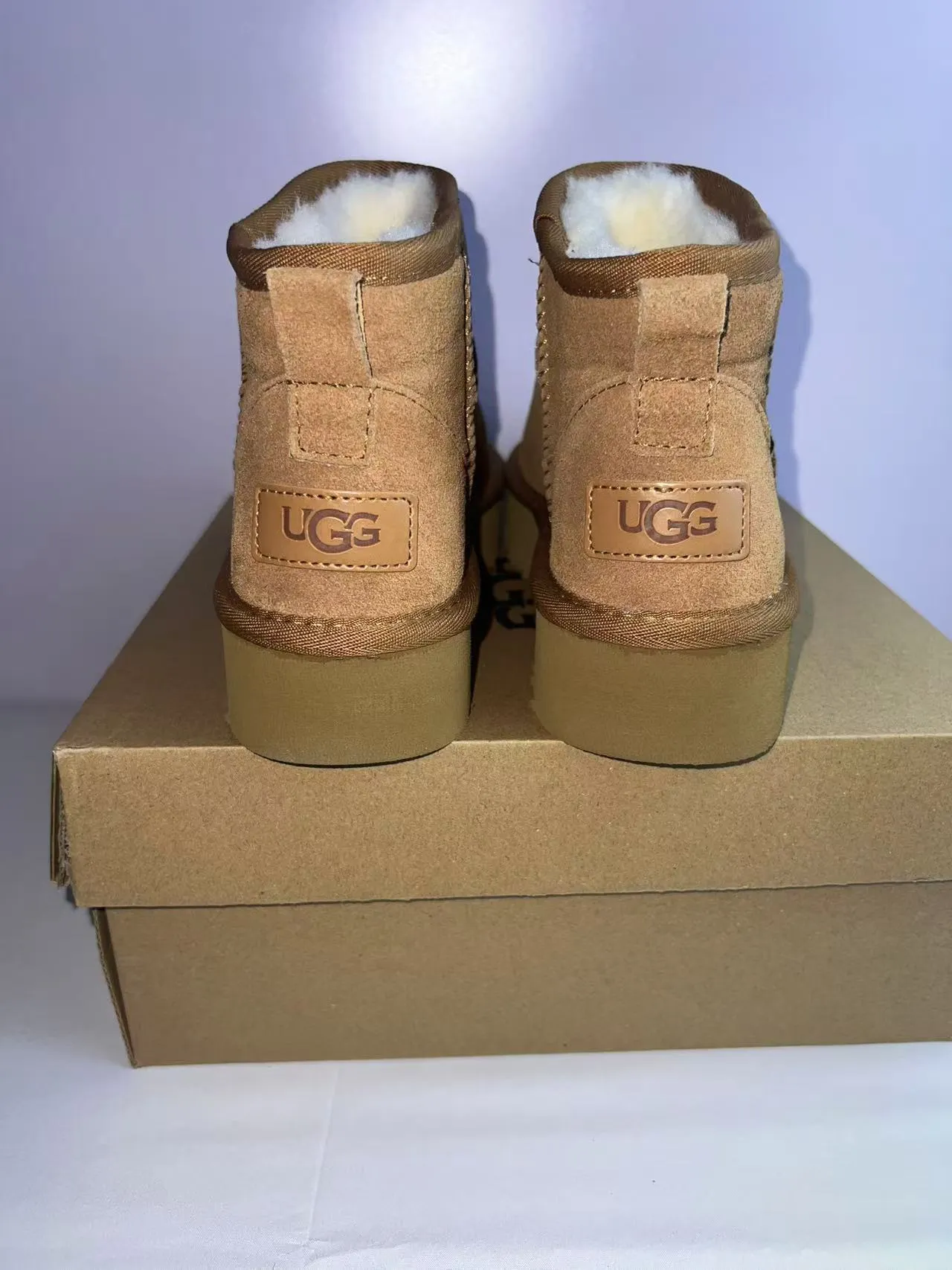 UGG क्लासिक मिनी टैन सुड शेयरलिंग लाइन प्लेटफॉर्म स्नो बूट्स 6