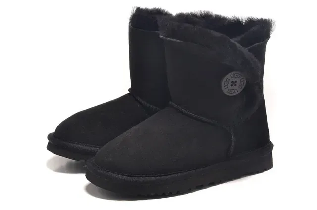 UGG Classic Short काली Shearling-Lined स्नो बूट 2
