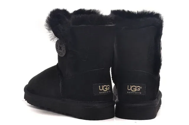 UGG Classic Short काली Shearling-Lined स्नो बूट 3