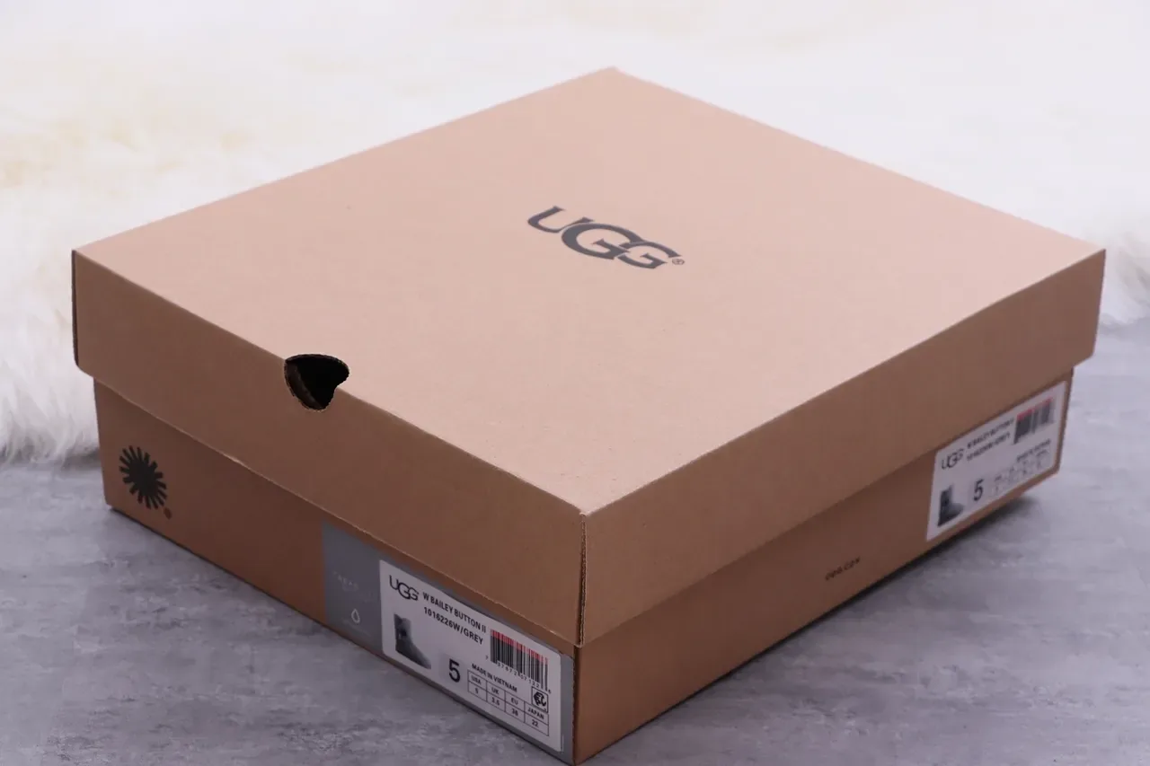 UGG Classic Short चारकोल ग्रे शियरलिंग लाइन्ड स्नो बूट 2