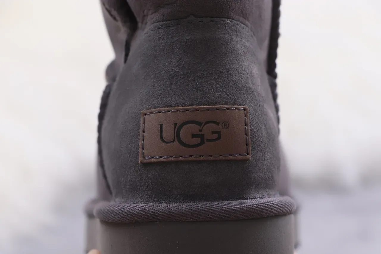 UGG Classic Short चारकोल ग्रे शियरलिंग लाइन्ड स्नो बूट 3