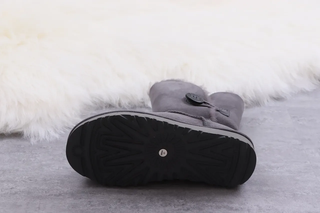 UGG Classic Short चारकोल ग्रे शियरलिंग लाइन्ड स्नो बूट 4