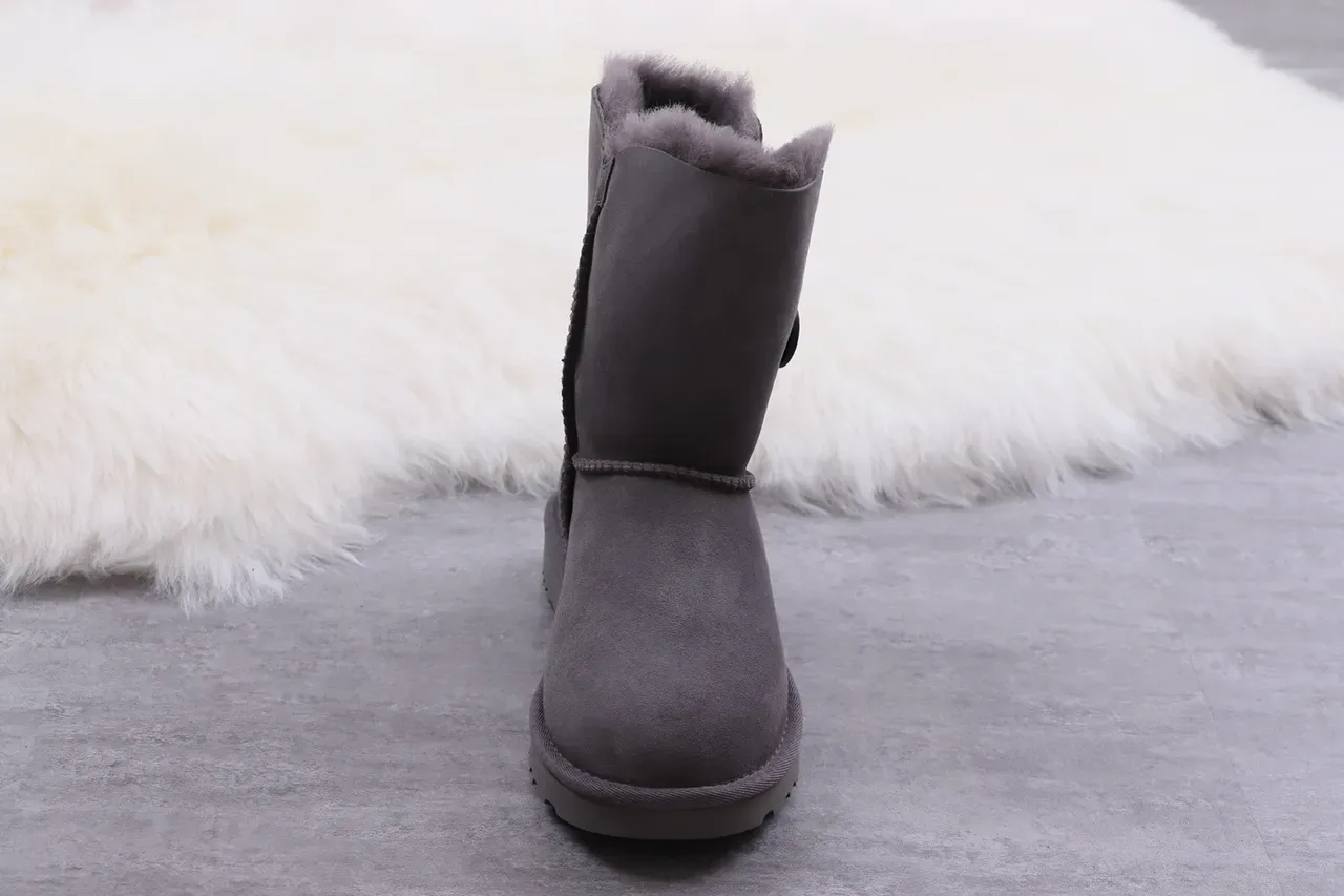 UGG Classic Short चारकोल ग्रे शियरलिंग लाइन्ड स्नो बूट 5