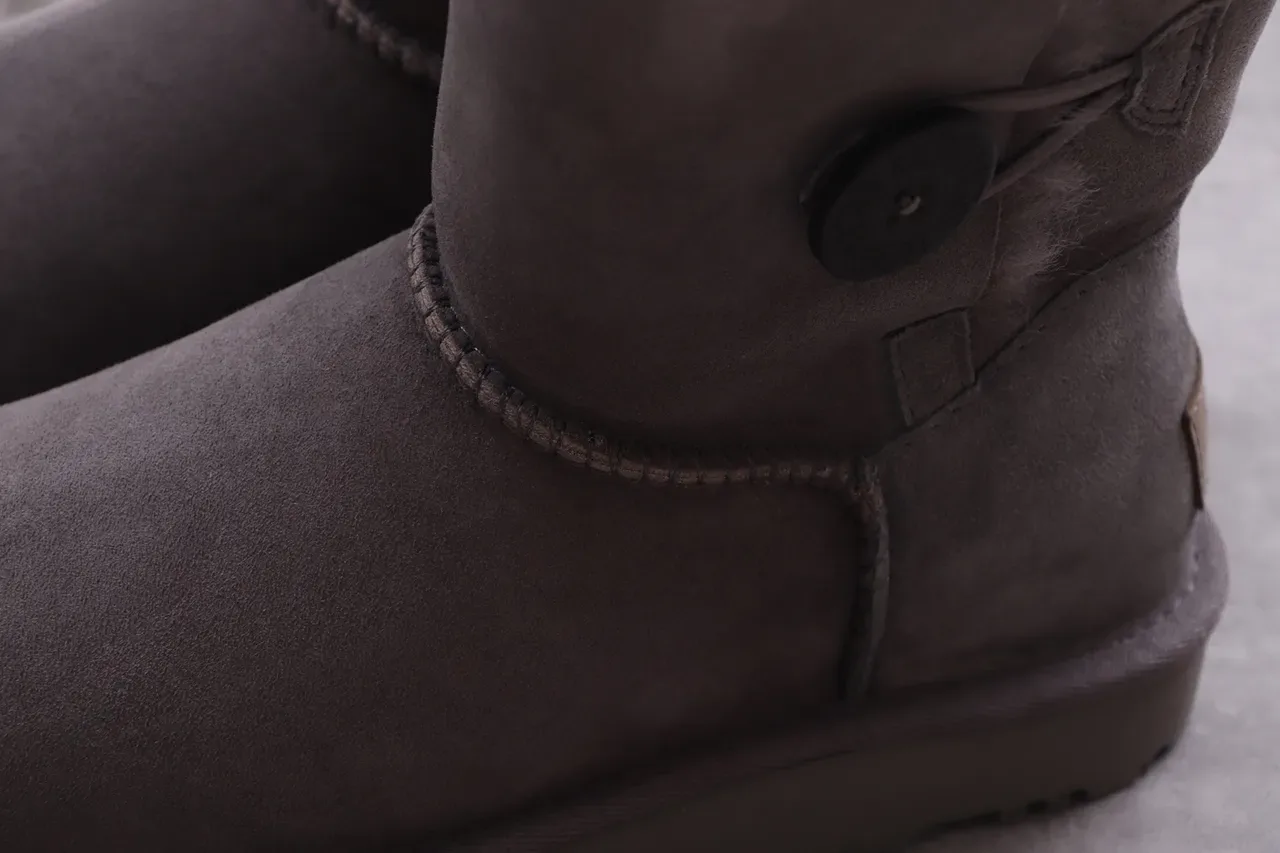 UGG Classic Short चारकोल ग्रे शियरलिंग लाइन्ड स्नो बूट 6
