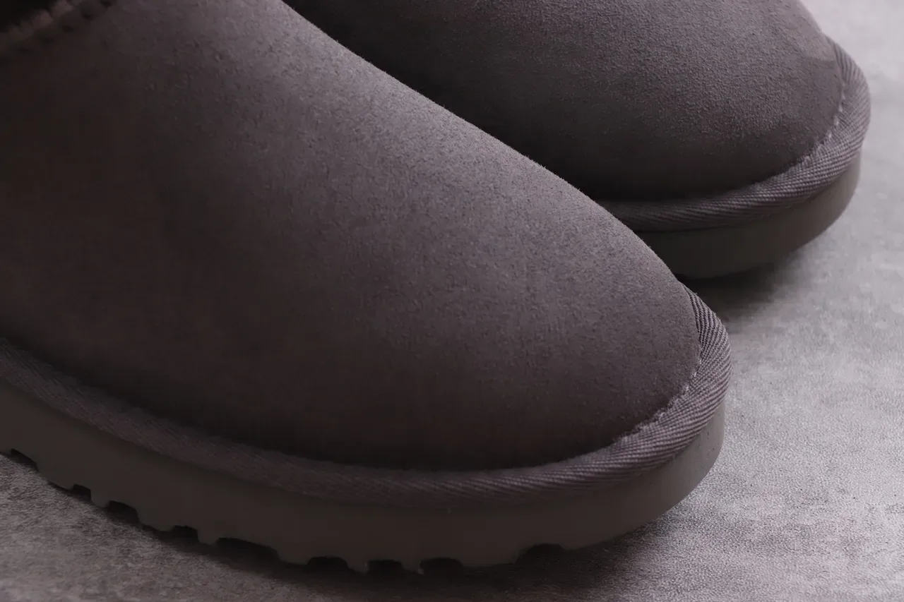 UGG Classic Short चारकोल ग्रे शियरलिंग लाइन्ड स्नो बूट 7