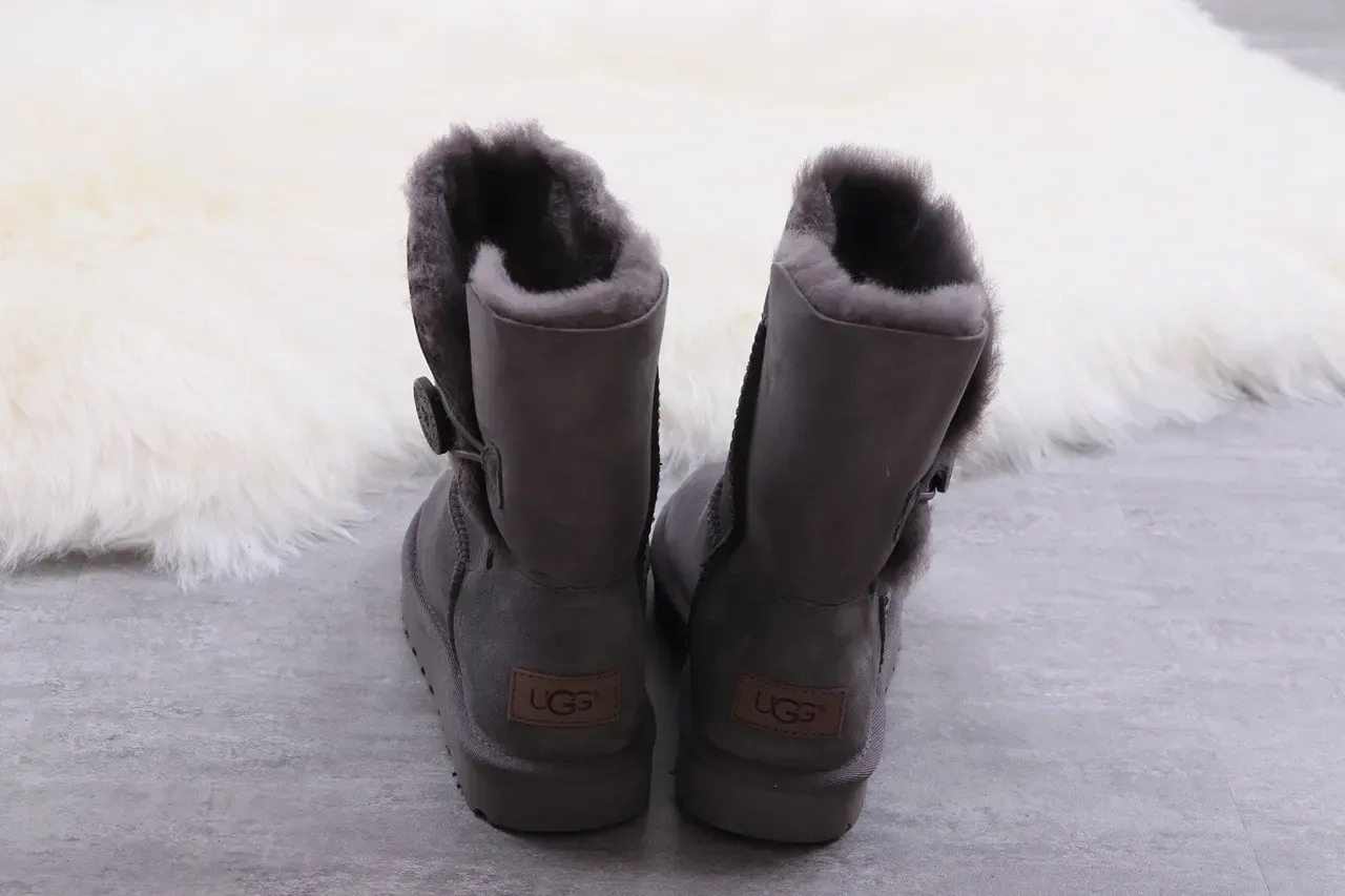 UGG Classic Short चारकोल ग्रे शियरलिंग लाइन्ड स्नो बूट 8