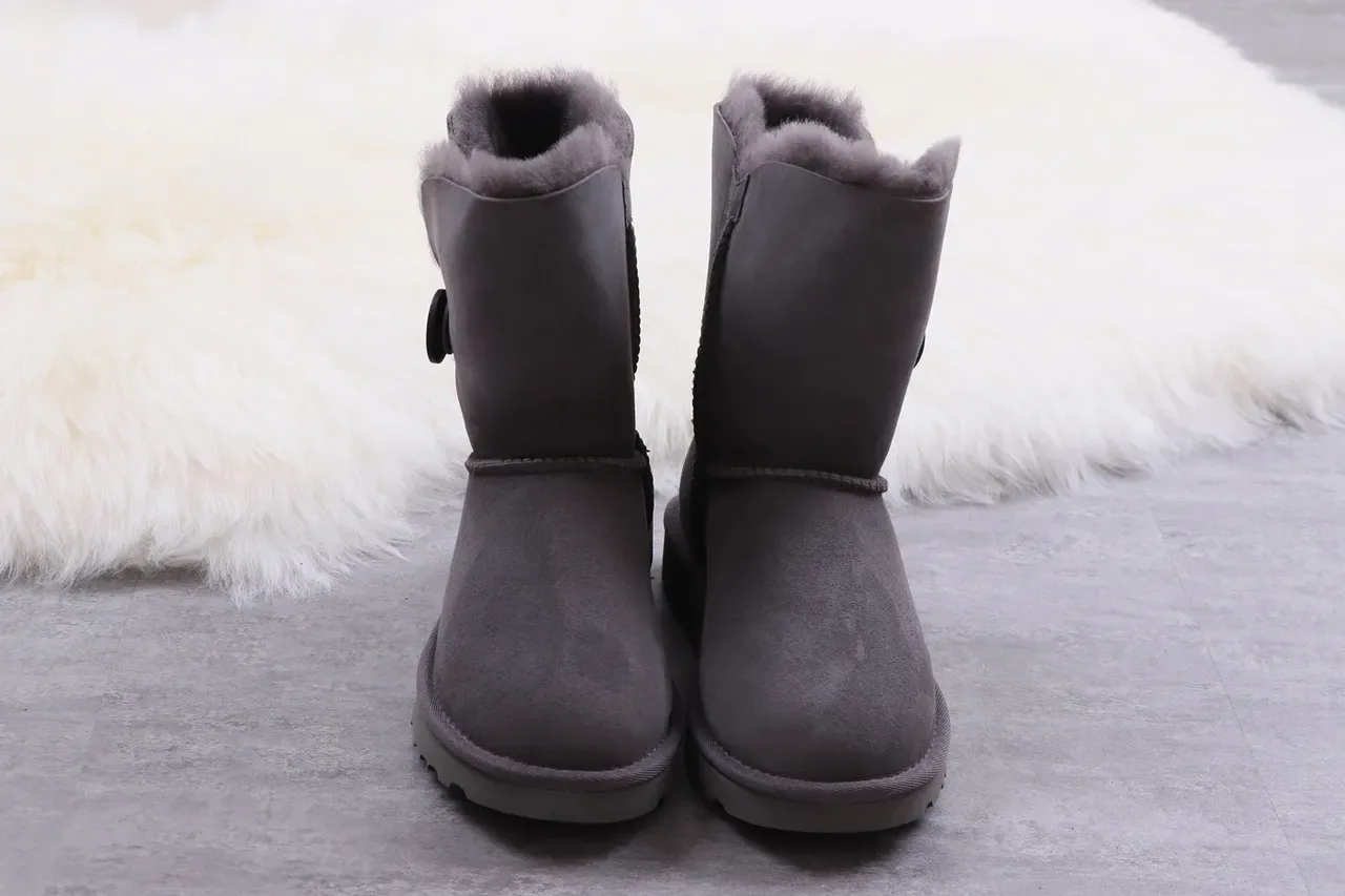 UGG Classic Short चारकोल ग्रे शियरलिंग लाइन्ड स्नो बूट 9
