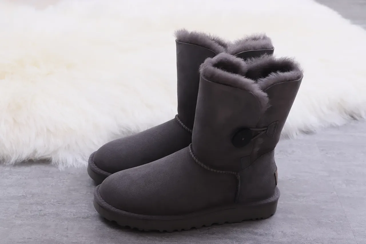 UGG Classic Short चारकोल ग्रे शियरलिंग लाइन्ड स्नो बूट 10