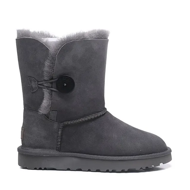 UGG Classic Short चारकोल ग्रे शियरलिंग लाइन्ड स्नो बूट 16