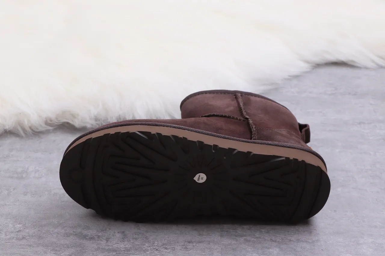 UGG Classic Short Bottes de Neige en Daim Marron Chocolat 9
