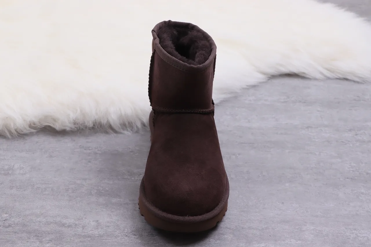 UGG Classic Short Bottes de Neige en Daim Marron Chocolat 10