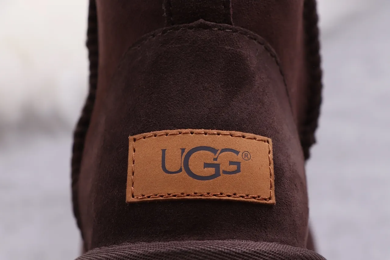 UGG Classic Short Bottes de Neige en Daim Marron Chocolat 11