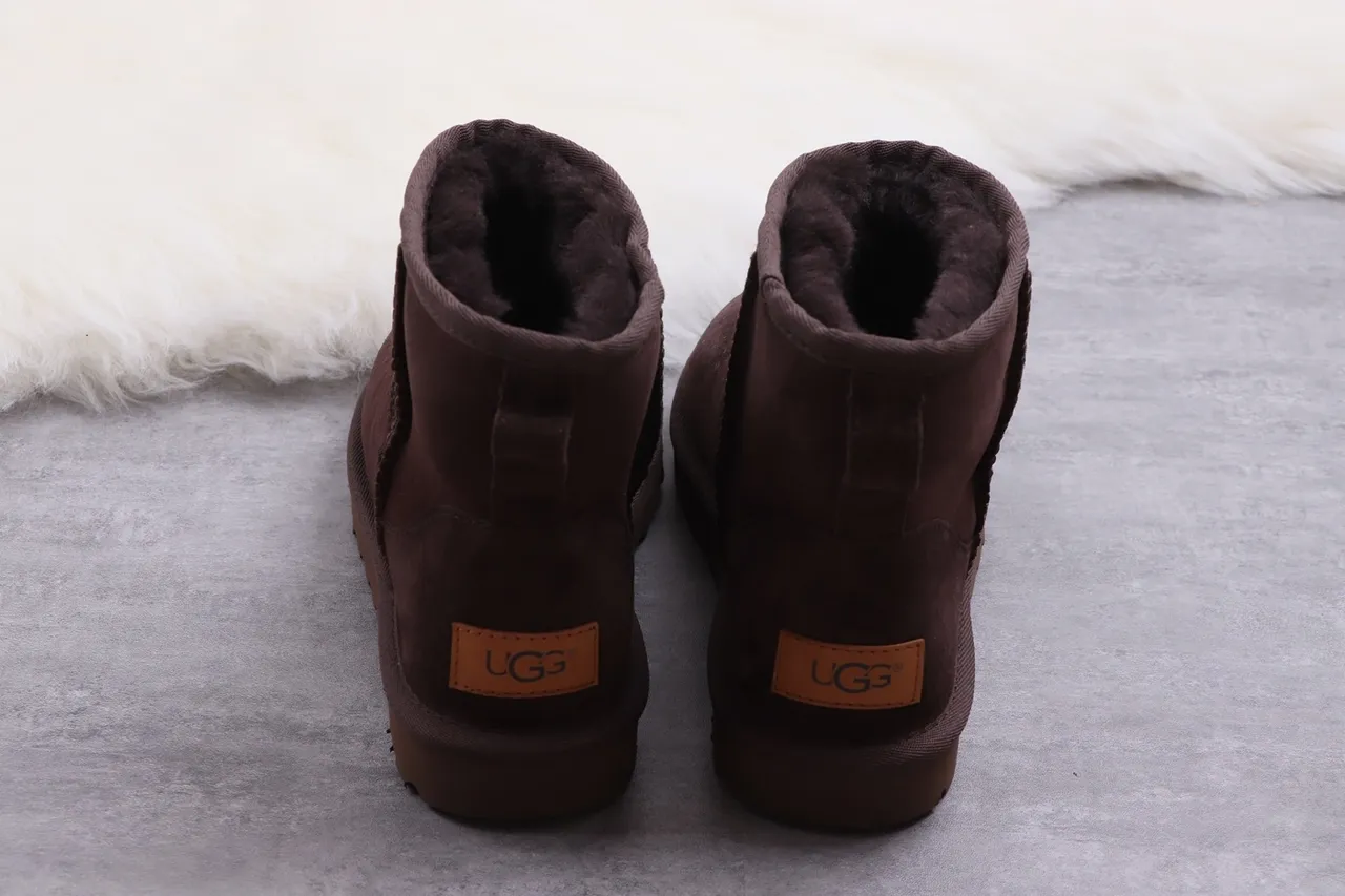 UGG Classic Short Bottes de Neige en Daim Marron Chocolat 12