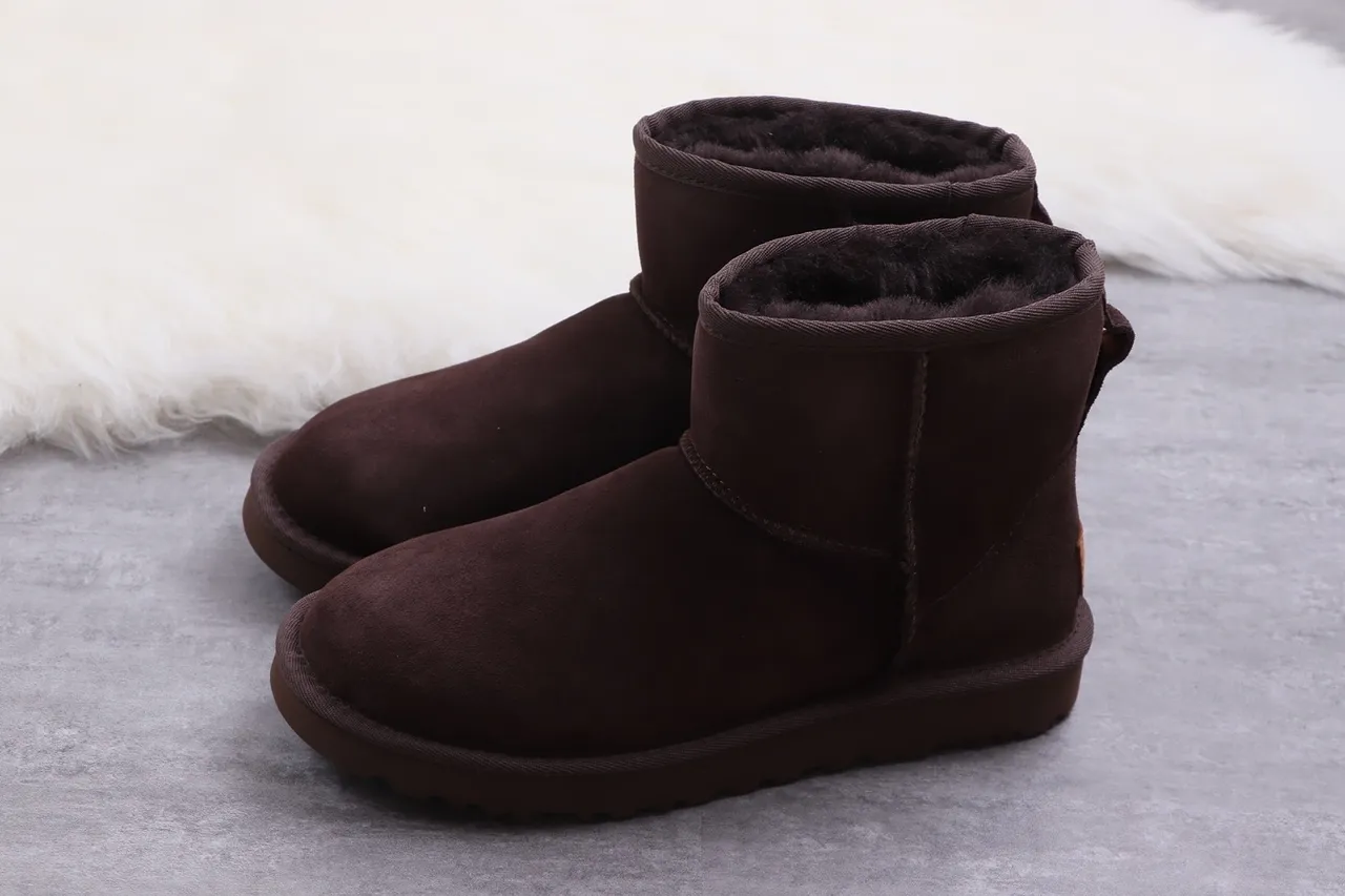 UGG Classic Short Bottes de Neige en Daim Marron Chocolat 13