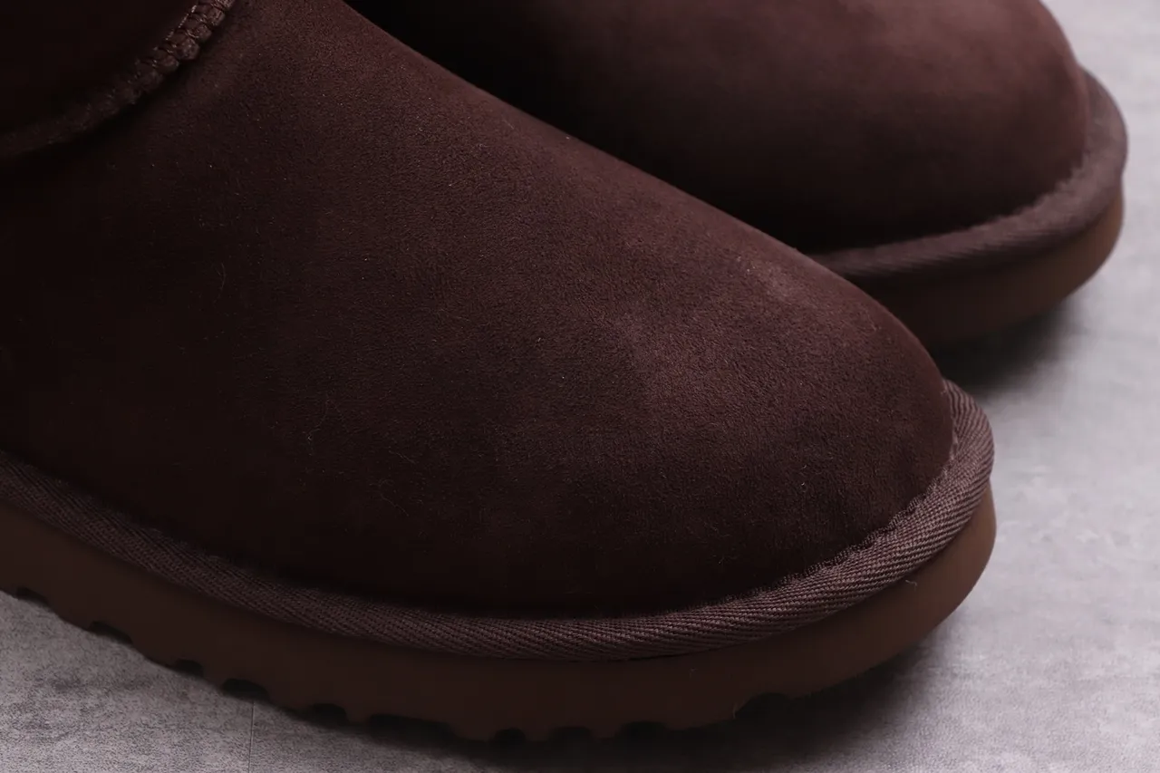 UGG Classic Short Bottes de Neige en Daim Marron Chocolat 14